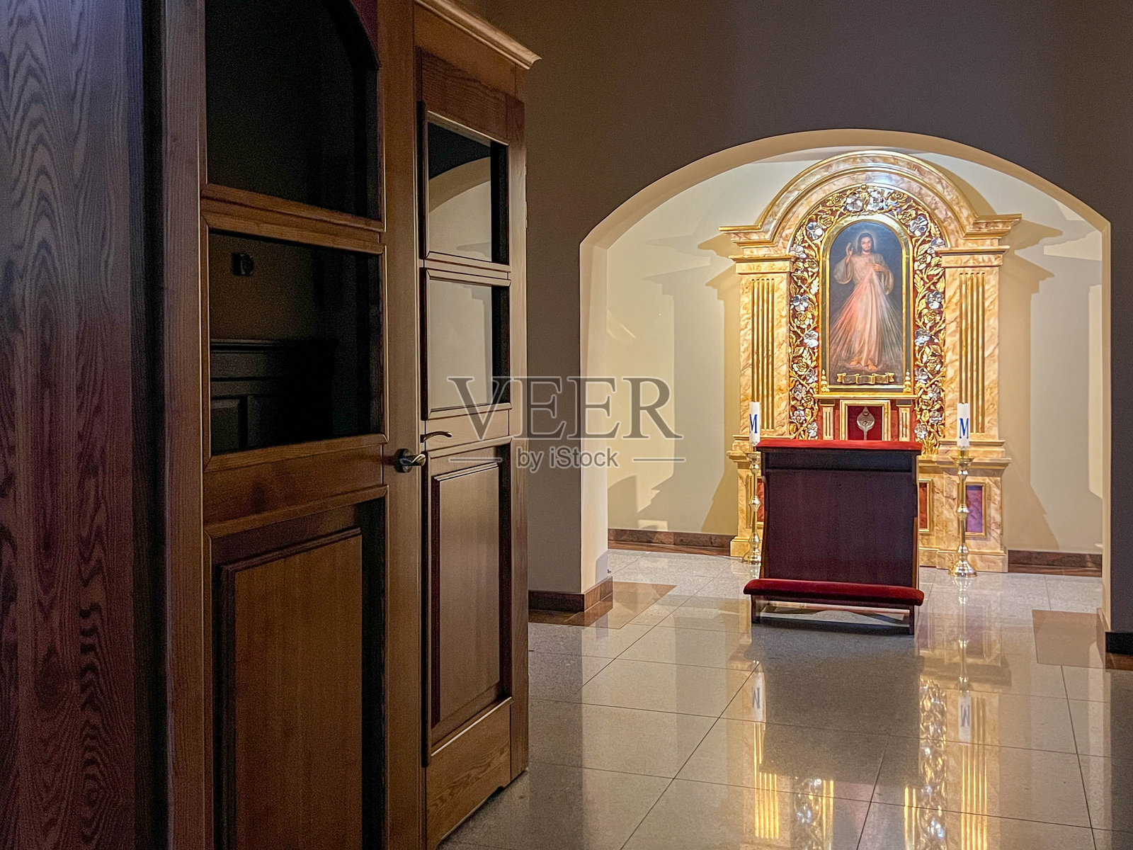 波兰卡莱蒂米奥特克的圣方济各教堂内,黑暗的忏悔室与明亮的仁慈耶稣小教堂。照片摄影图片