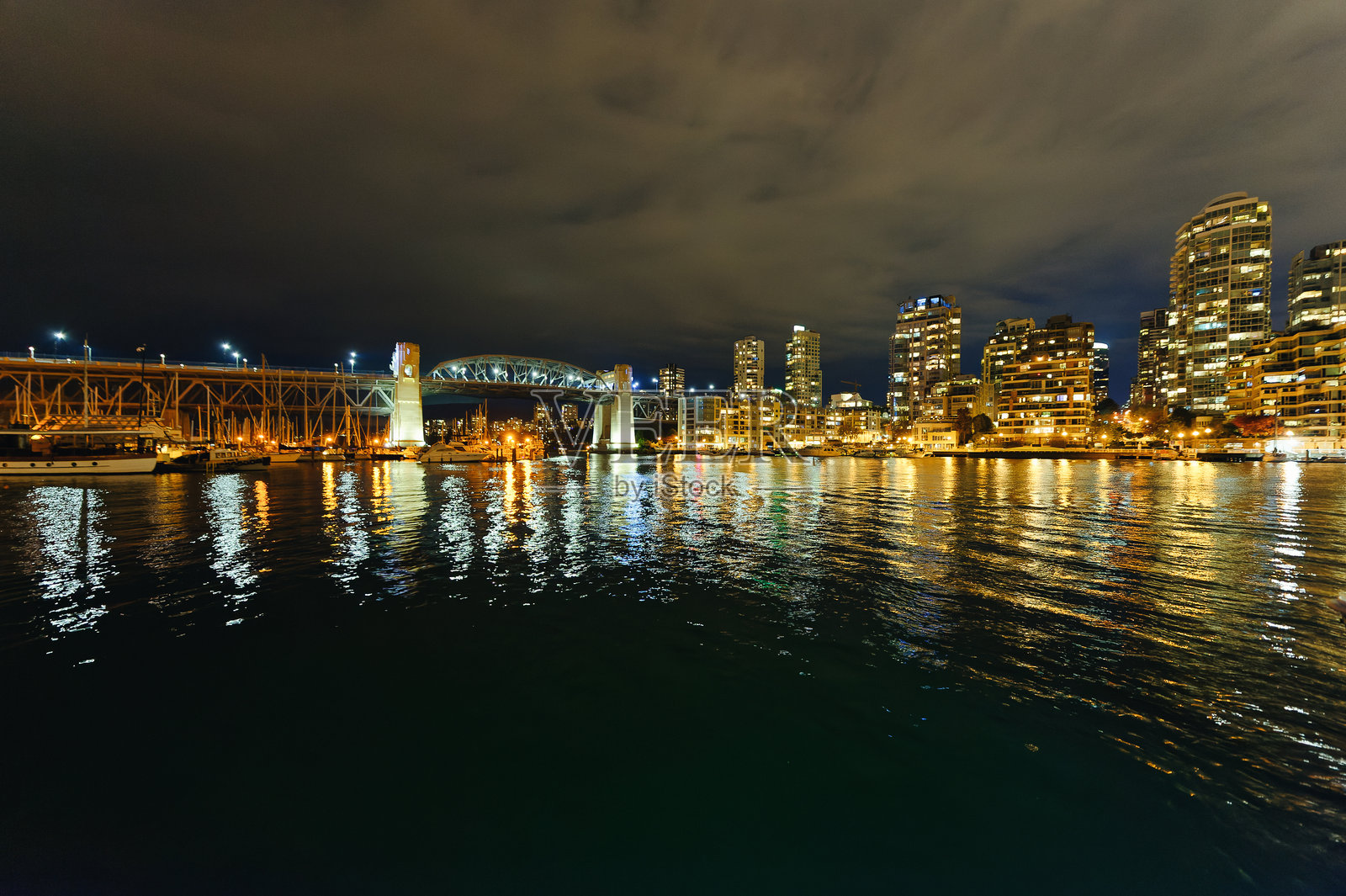 温哥华市中心黄昏时分的天际线,映衬在虚假的溪流上。照片摄影图片