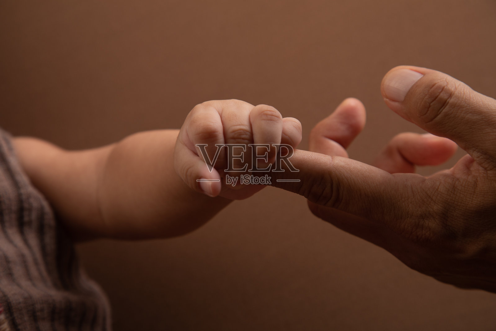 小巧精致的新生儿婴儿手部特写照片摄影图片