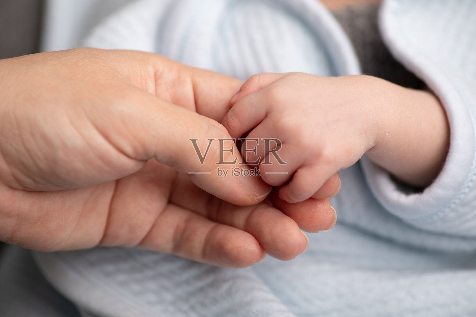 小巧精致的新生儿婴儿手部特写照片摄影图片