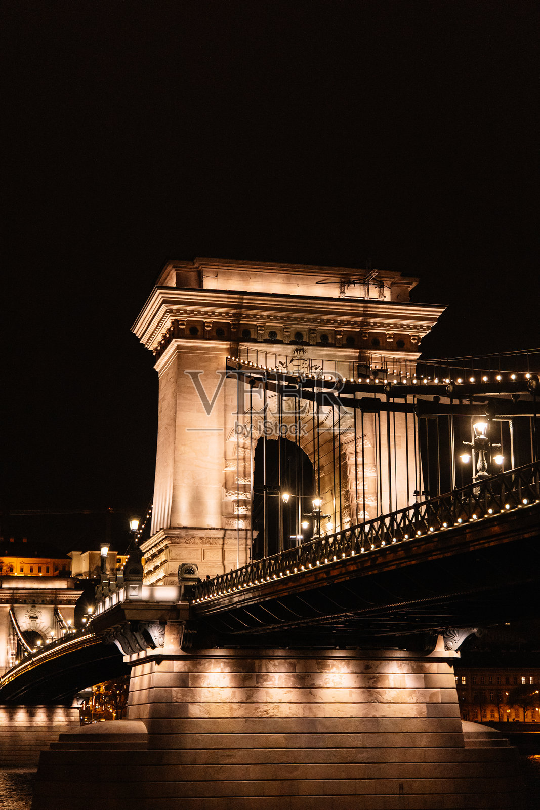 塞切尼链桥照亮布达佩斯的夜晚照片摄影图片