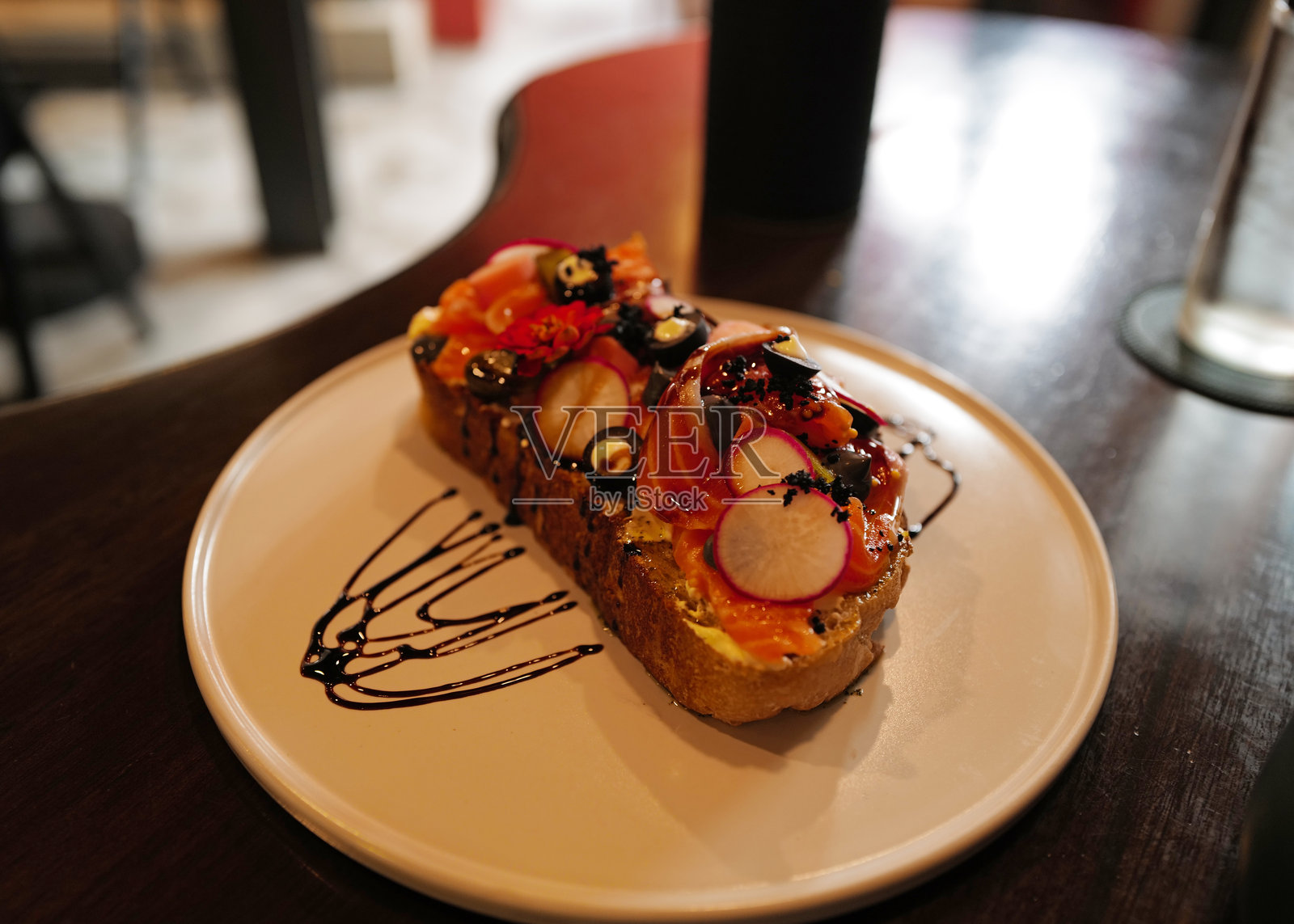 烟熏三文鱼放在法棍吐司上特写照片摄影图片