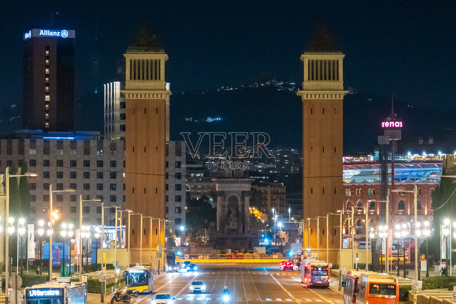 威尼斯塔和西班牙广场。市中心的城市风景。城市的夜景。夜晚城市的灯光亮起。照片摄影图片
