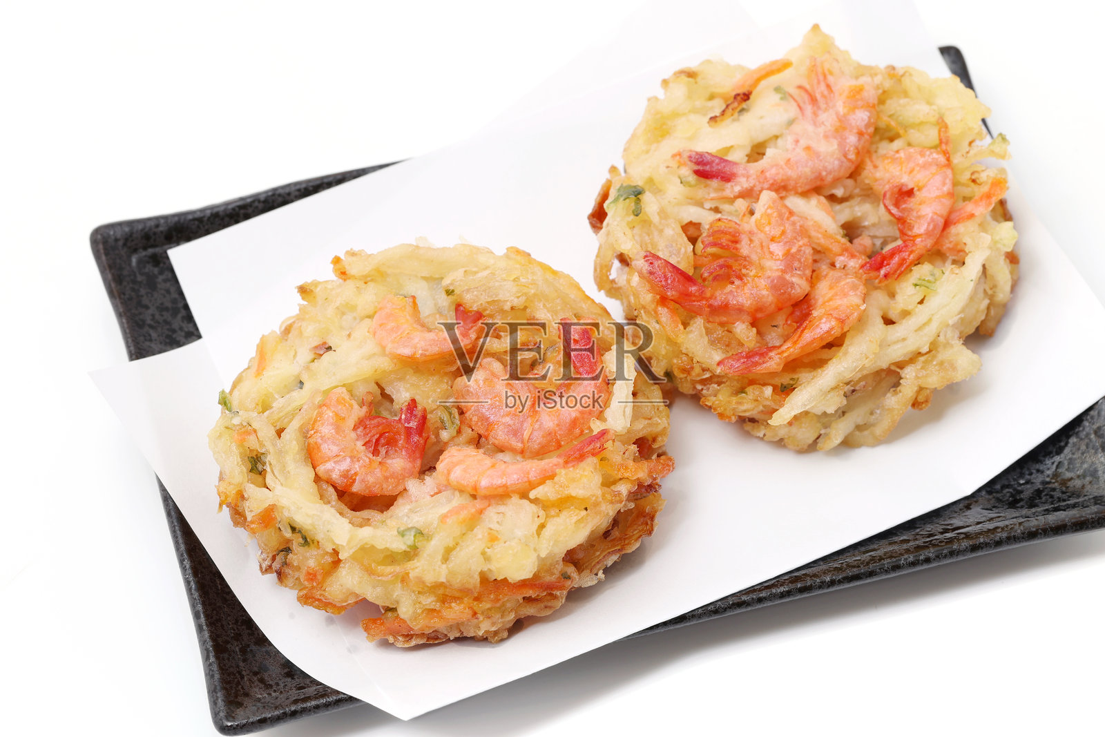 日本圆形的かき揚げ天妇罗。炸虾与蔬菜。照片摄影图片