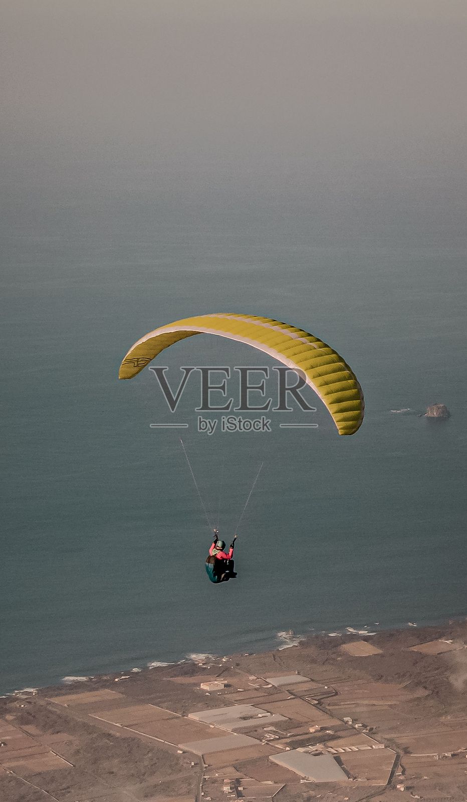 滑翔伞飞越海岸风景照片摄影图片