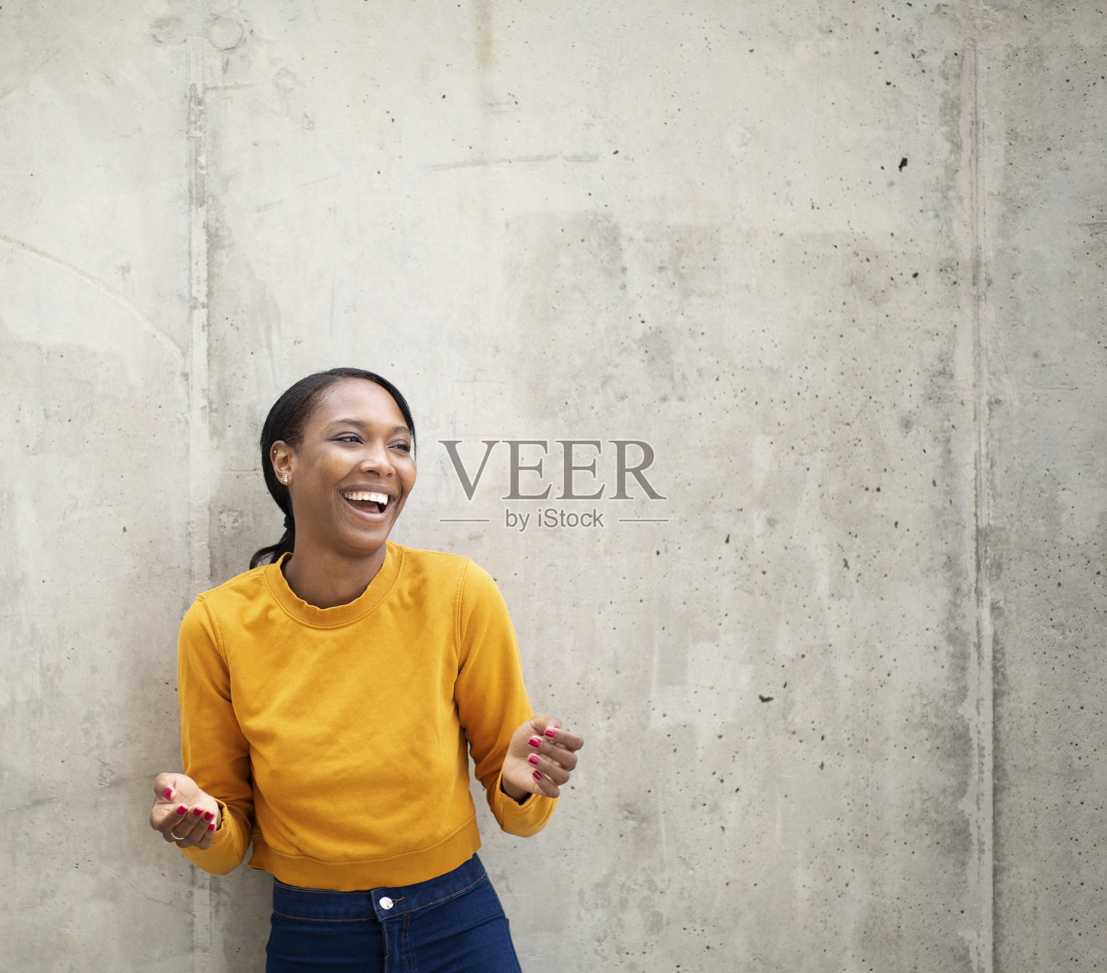 一位黑人女性在户外侧身而笑照片摄影图片