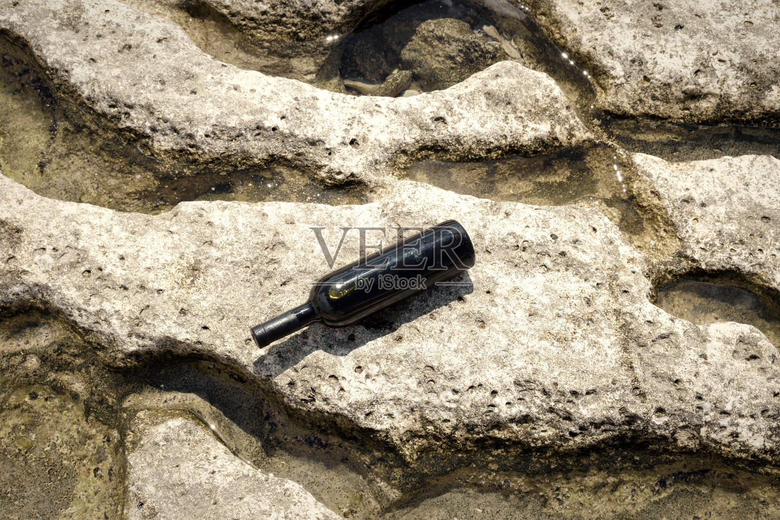 海边的酒瓶。照片摄影图片