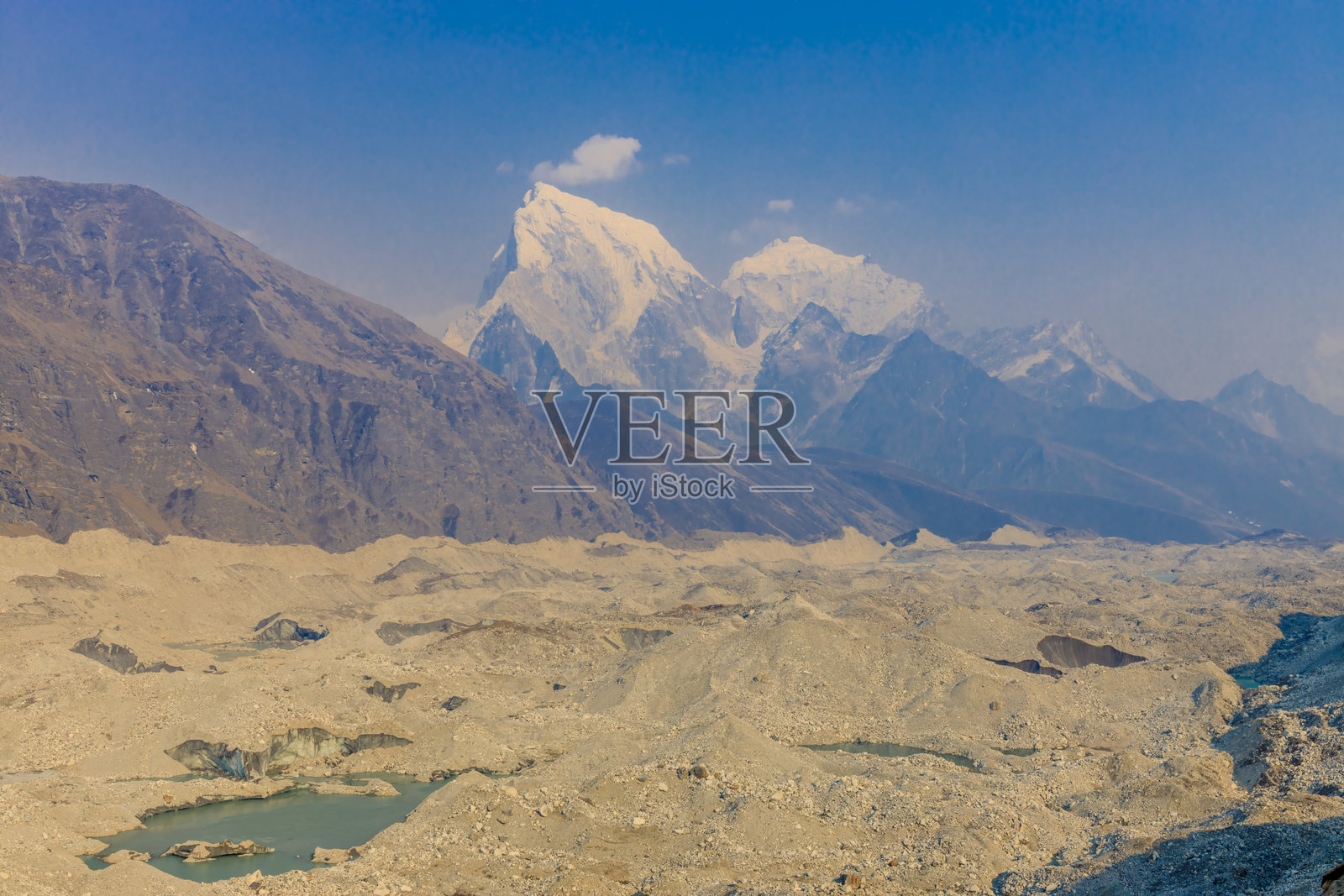 尼泊尔喜马拉雅山脉的风景，珠穆朗玛峰大本营徒步旅行照片摄影图片