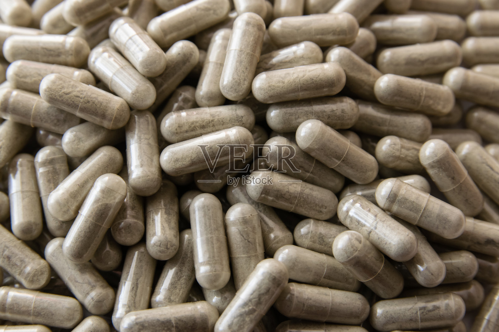 绿色透明的药片或药丸。照片摄影图片