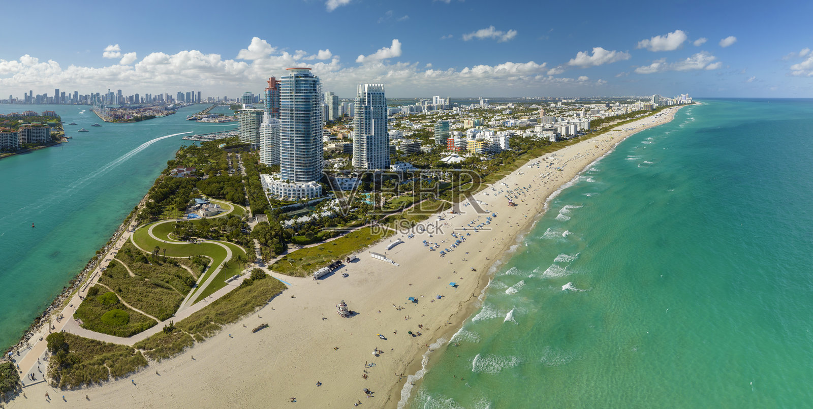 美国南部的旅游目的地和旅游基础设施。南海滩的沙滩上，游客在佛罗里达的阳光下放松。迈阿密海滩的高档酒店和公寓。照片摄影图片