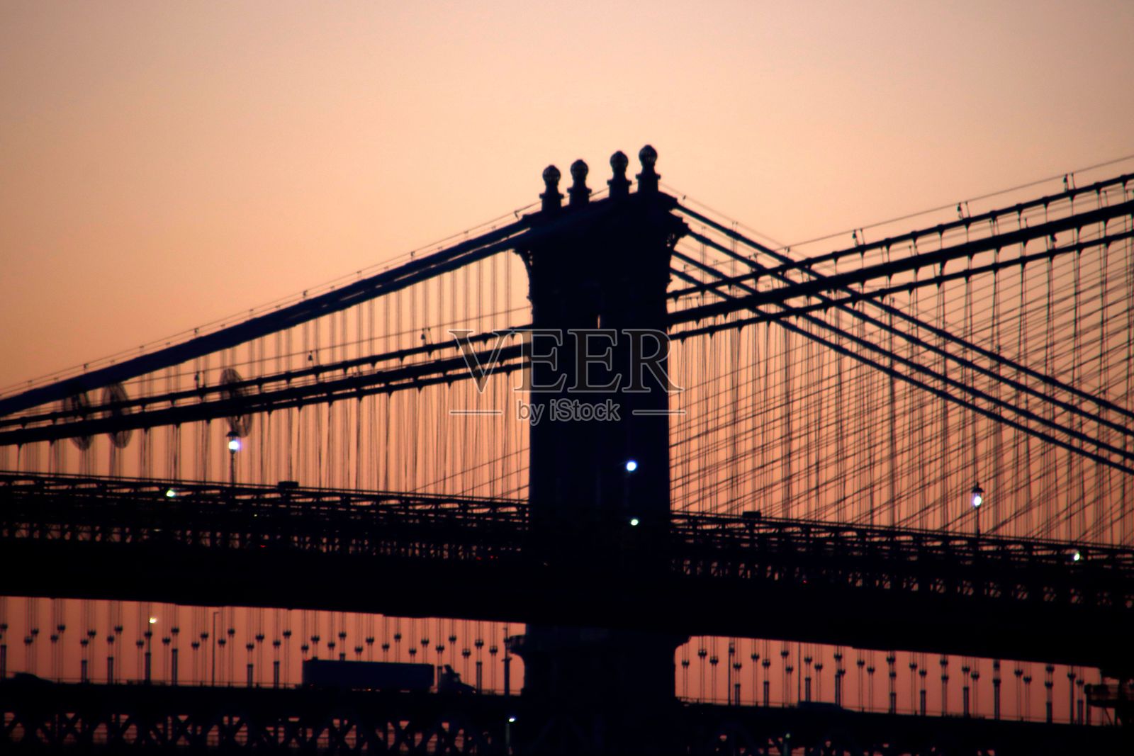 曼哈顿大桥在日落时的剪影照片摄影图片