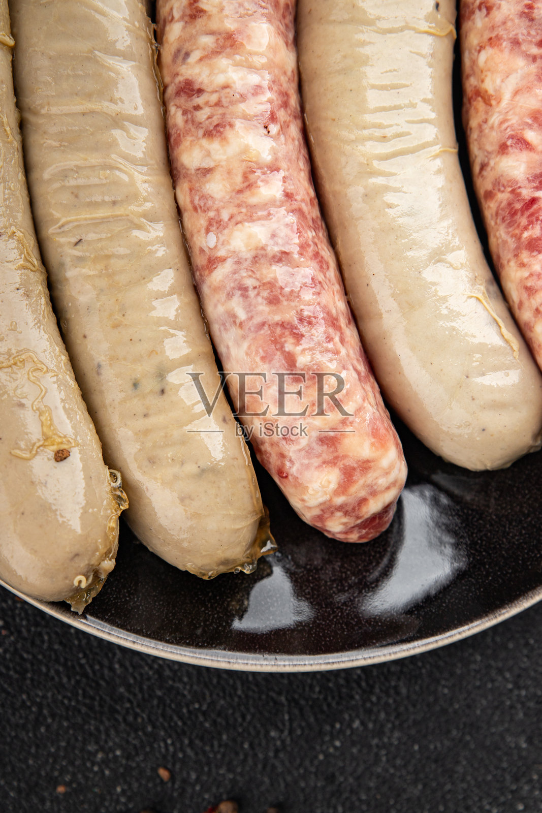 生鲜香肠：猪肉、牛肉、鸡肉、羊肉，美味的美食菜肴，精致的美食背景， rustic 风格的桌面俯视图，留白空间。照片摄影图片