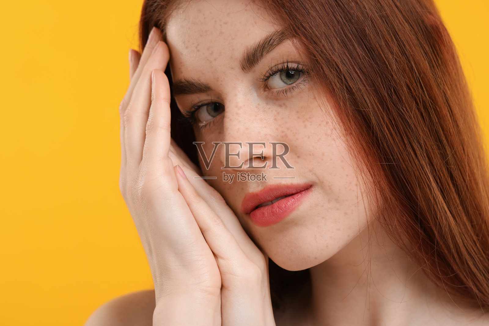 黄背景下美丽的雀斑女性肖像特写照片摄影图片