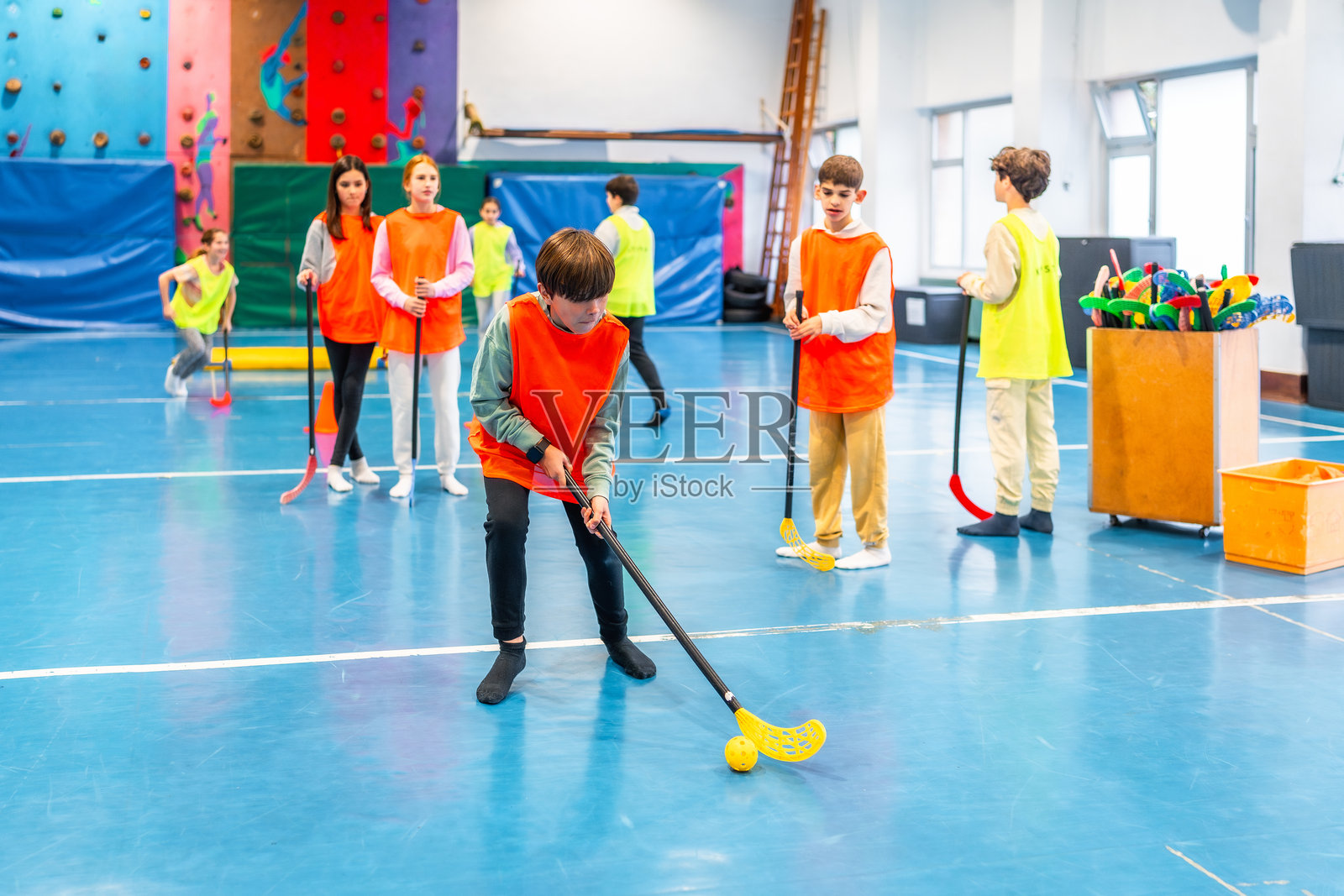 学生们在学校体育课上打地板曲棍球照片摄影图片