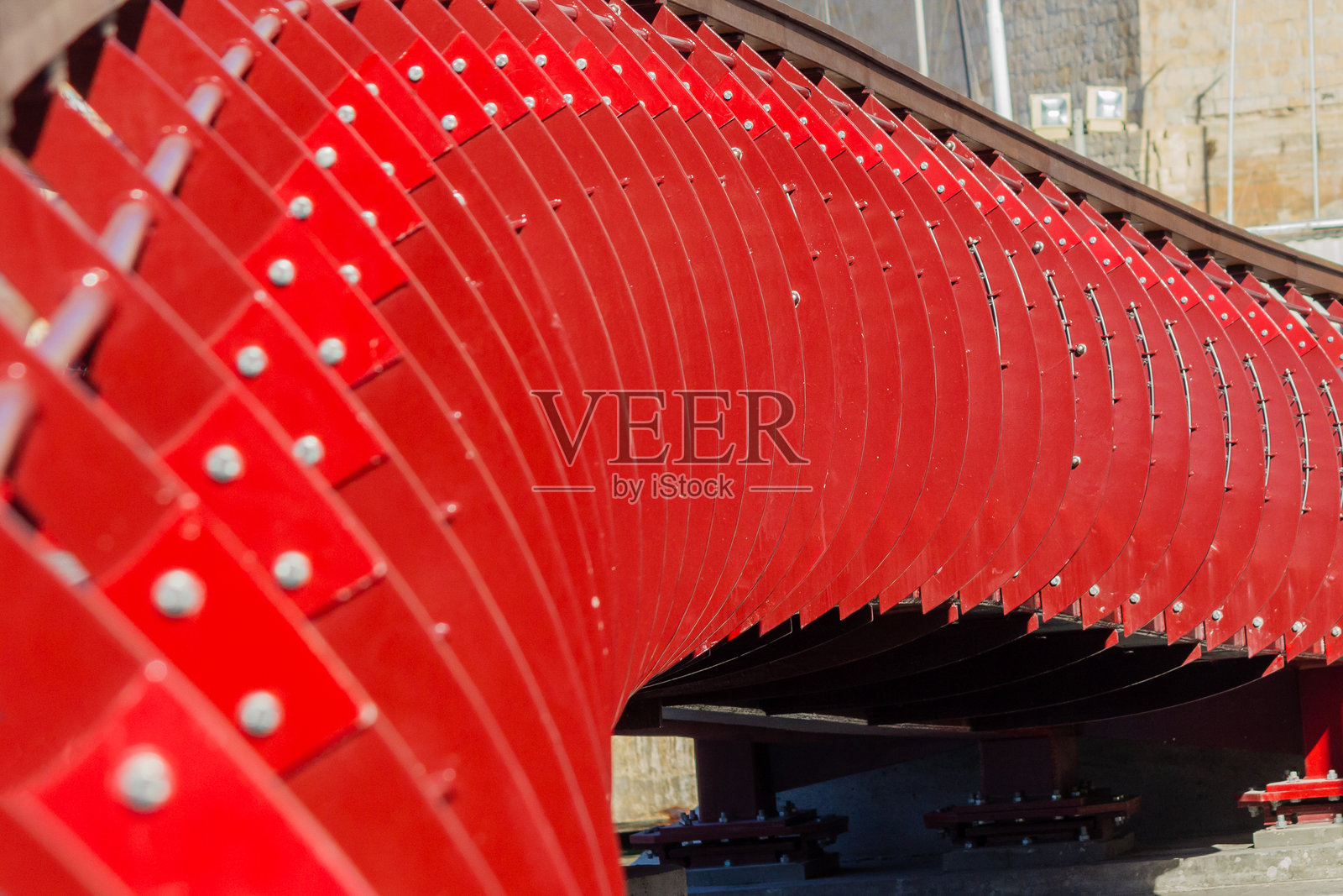 红色桥梁横跨海洋照片摄影图片