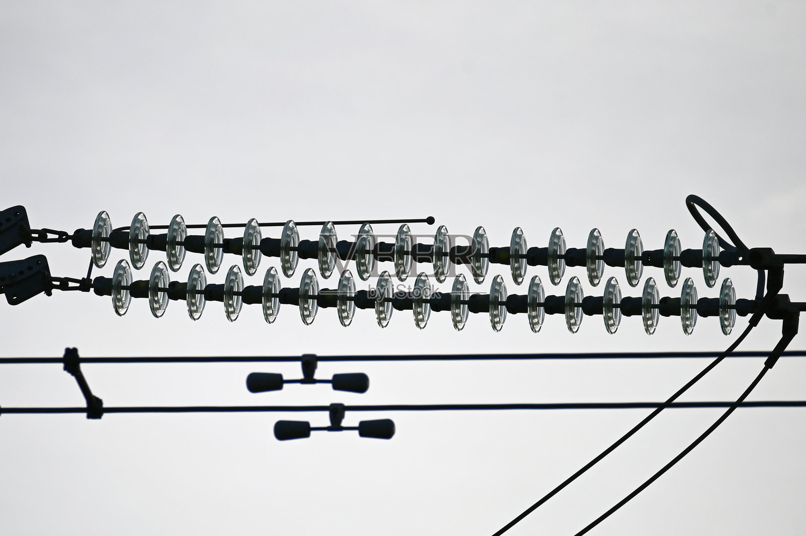 带有玻璃绝缘子的电线杆。照片摄影图片