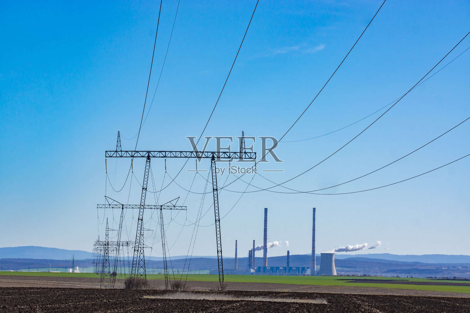 高压电线和煤电站照片摄影图片