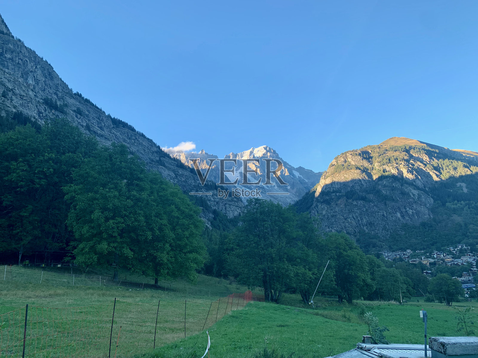 夏季的滑雪坡道，库尔马耶尔照片摄影图片