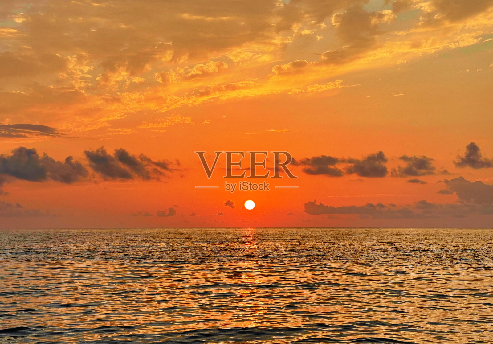 金色天空、云朵和阳光与海滩。浪漫的户外风景背景。照片摄影图片