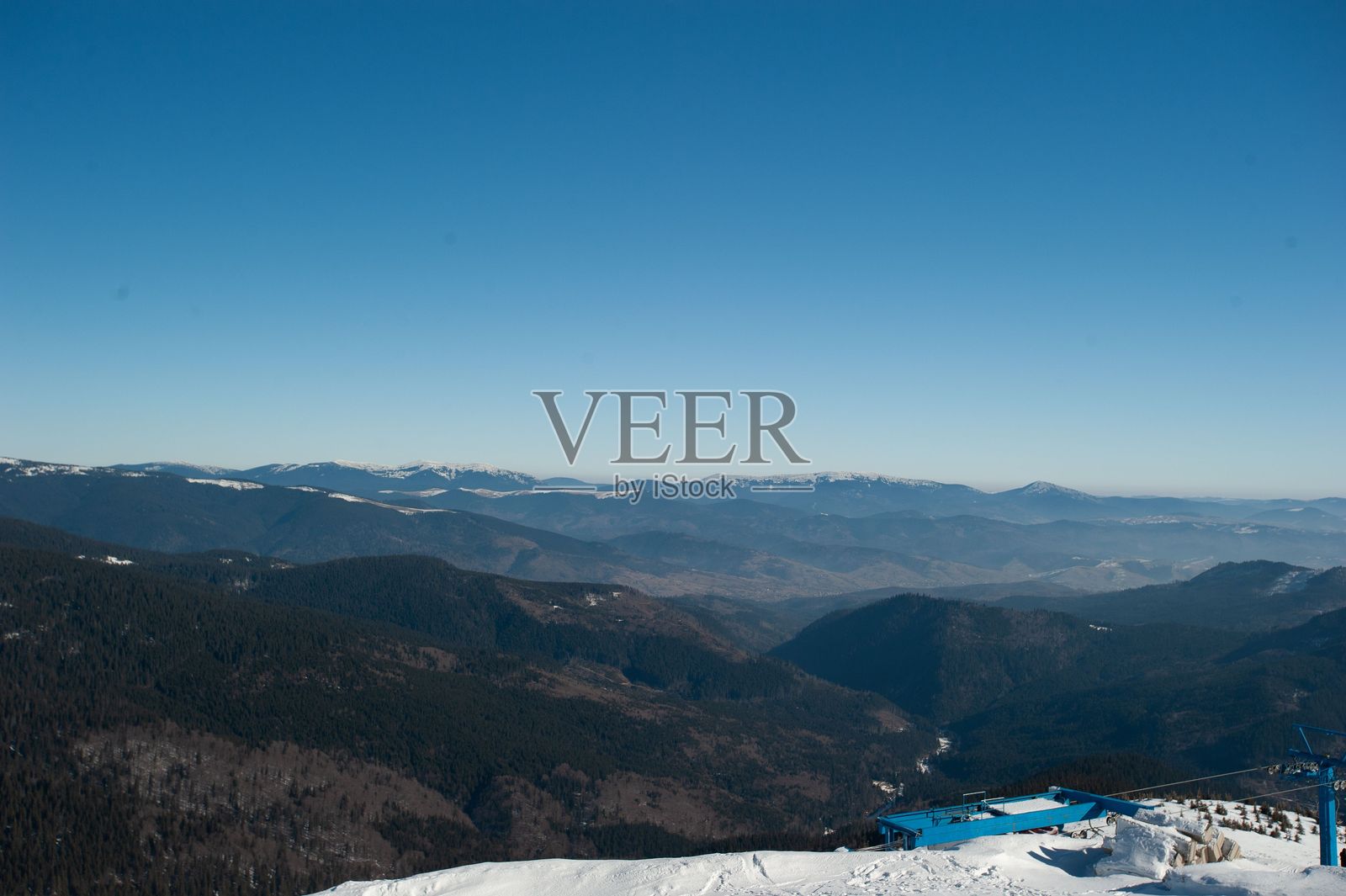 密林中的低地山脉全景照片摄影图片