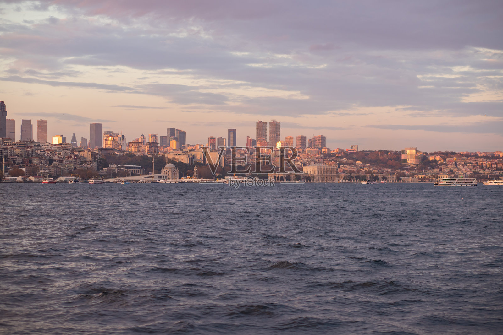 伊斯坦布尔日落时的城市景观，连接欧洲和亚洲的桥梁，河流上的交通，伊斯坦布尔，土耳其，2024年11月20日照片摄影图片