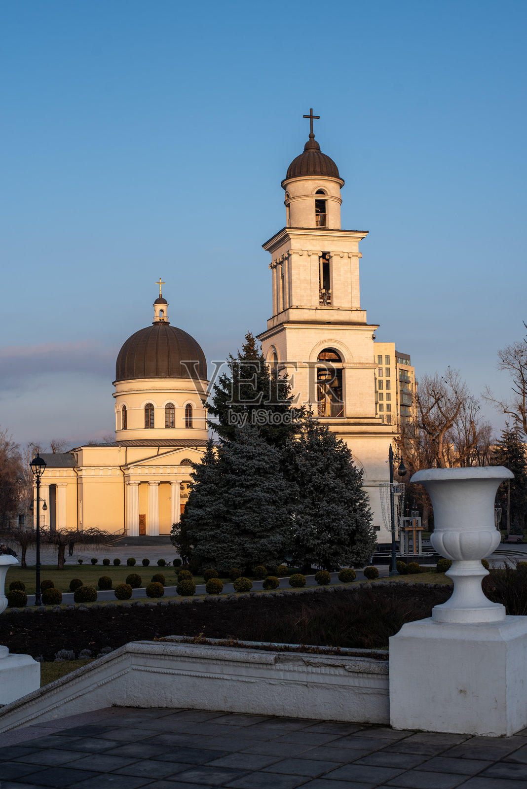 摩尔多瓦基希讷乌市的基督降生大教堂及钟楼。傍晚时分。照片摄影图片