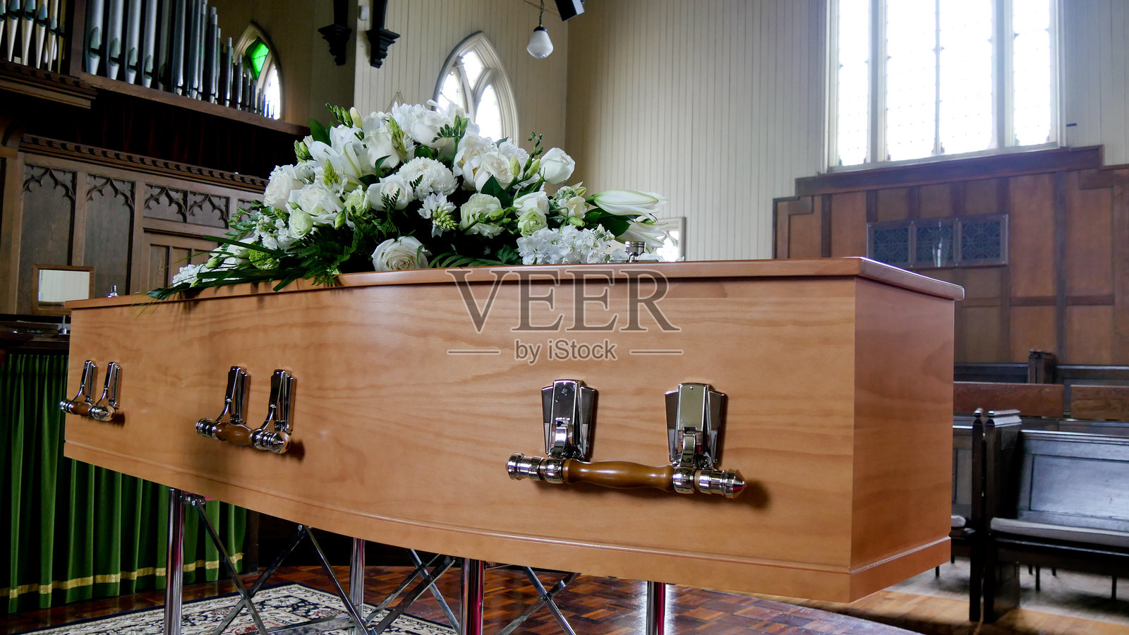 教堂或礼拜堂内的葬礼棺材特写镜头照片摄影图片