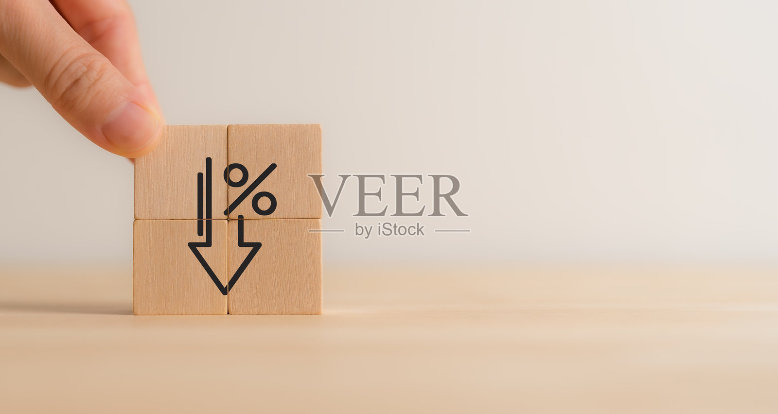 金融衰退和百分比下降概念。木块上有向下的箭头和百分号，代表金融衰退、经济下滑、利率下降、通货紧缩。照片摄影图片