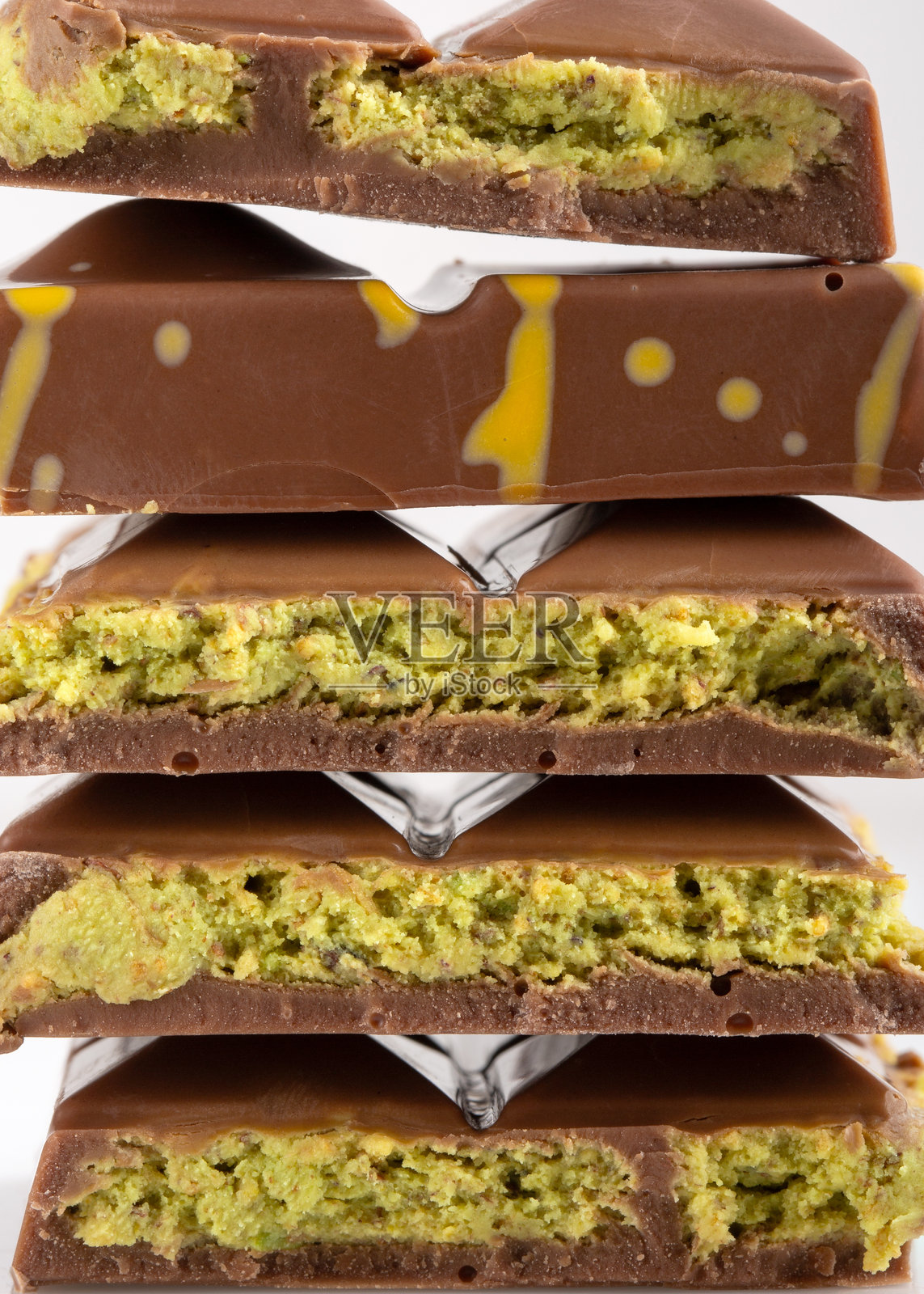 迪拜巧克力棒，内馅由卡塔伊菲（卡纳法，卡达伊夫）和开心果酱制成。时尚巧克力。特写。食品背景。照片摄影图片