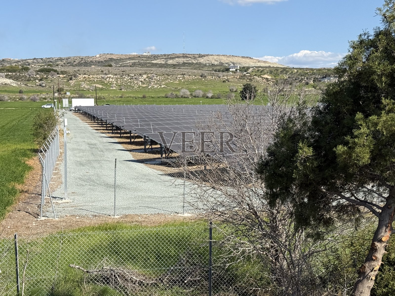 替代电力生成方式，太阳能电池板，风力发电。来自自然资源的电力生产系统，可再生能源。照片摄影图片