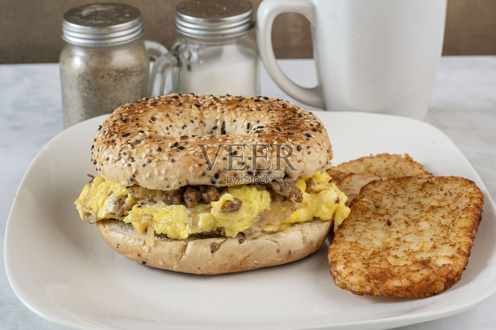 香肠炒蛋早餐三明治照片摄影图片