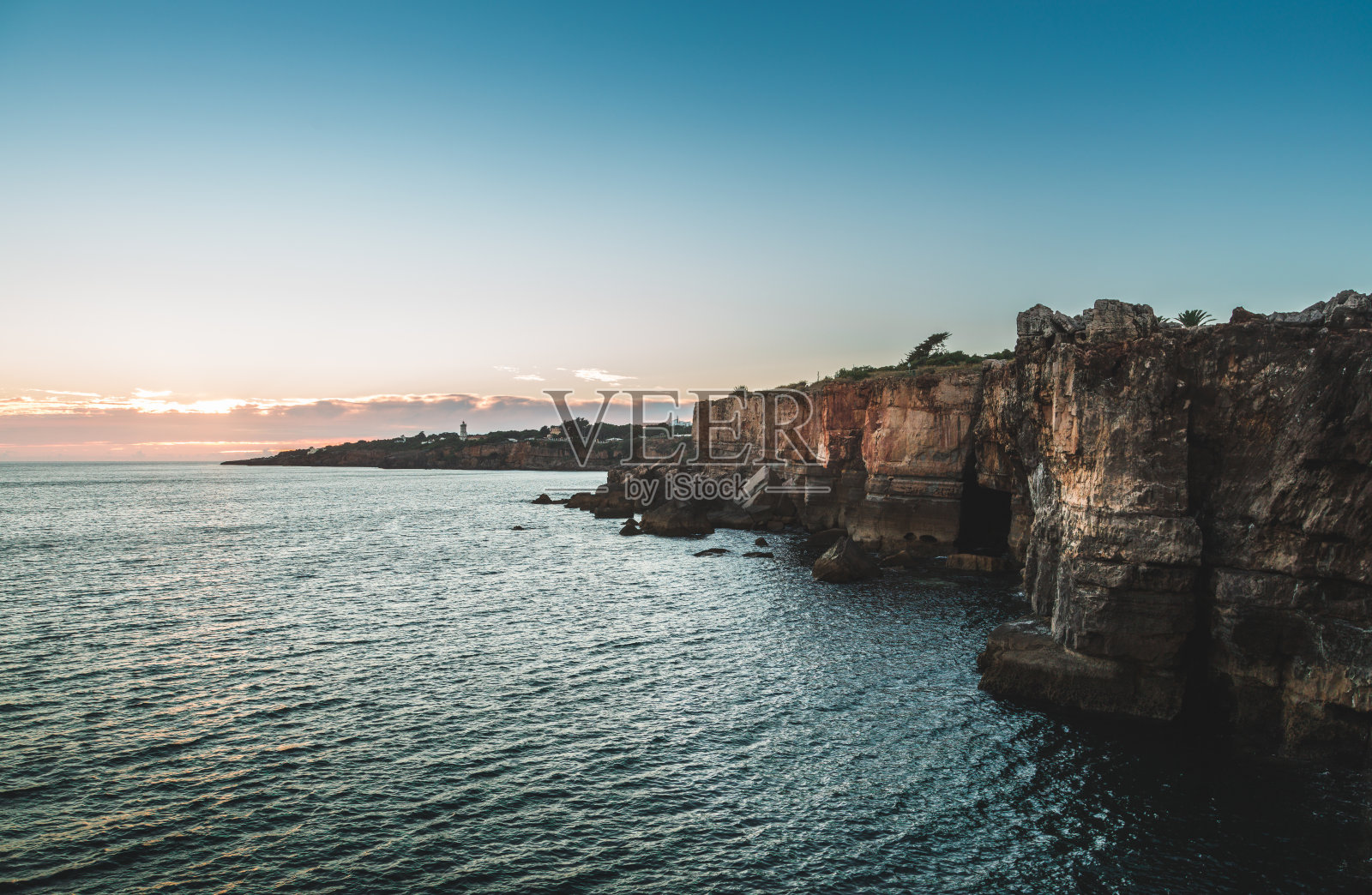 葡萄牙卡斯凯什的地狱之口悬崖俯瞰大西洋日落照片摄影图片