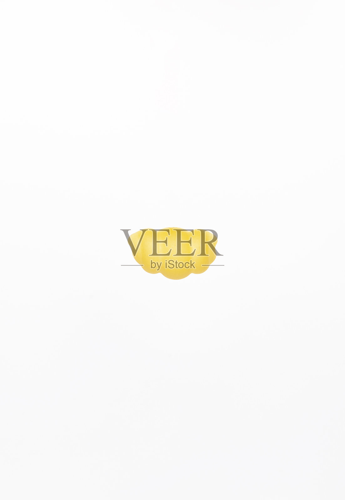 一根意大利面在白色背景上，美味的生意大利面。照片摄影图片