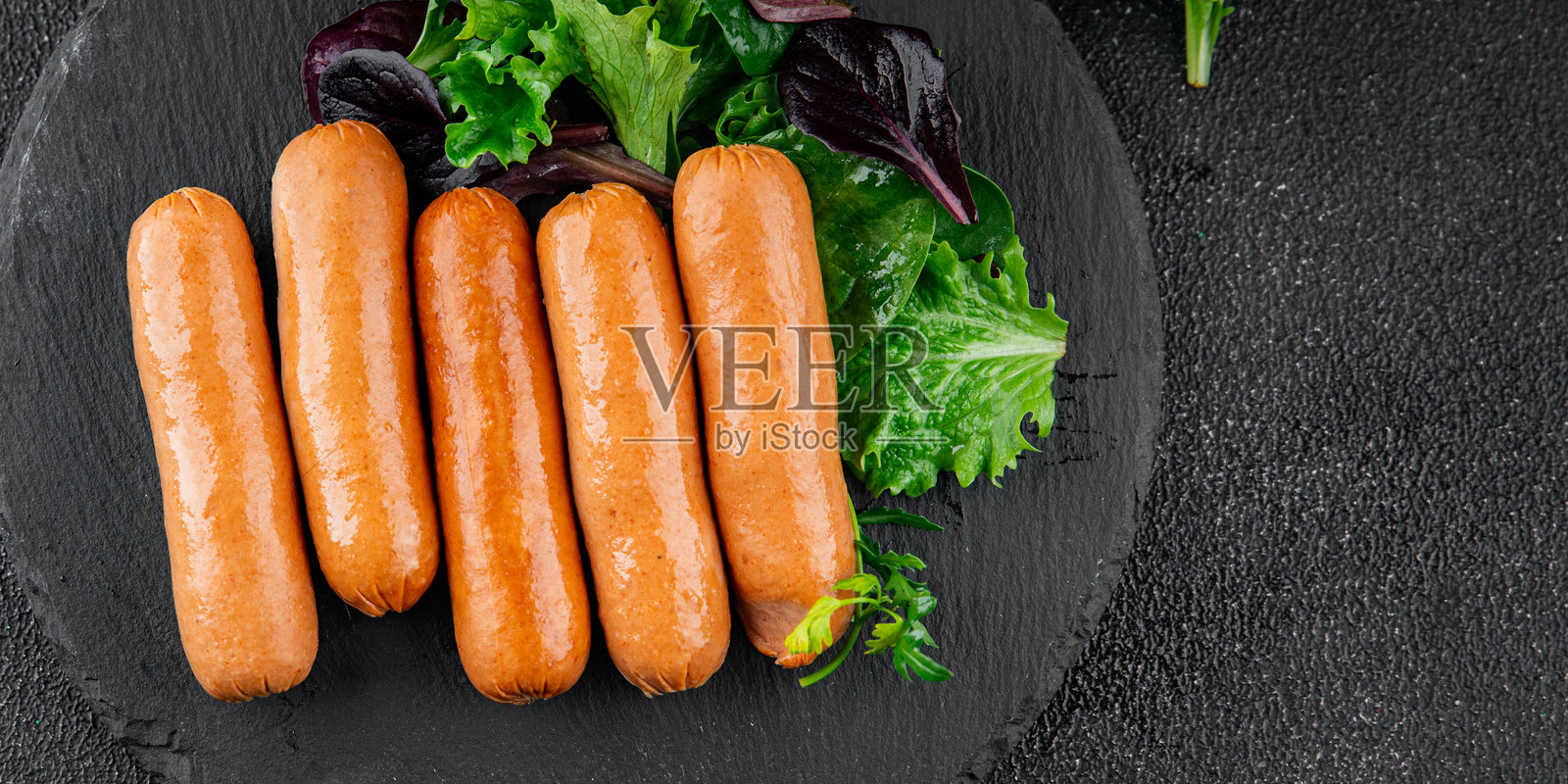 美味新鲜的香肠美食背景，乡村风格的桌面俯视图，留白空间照片摄影图片