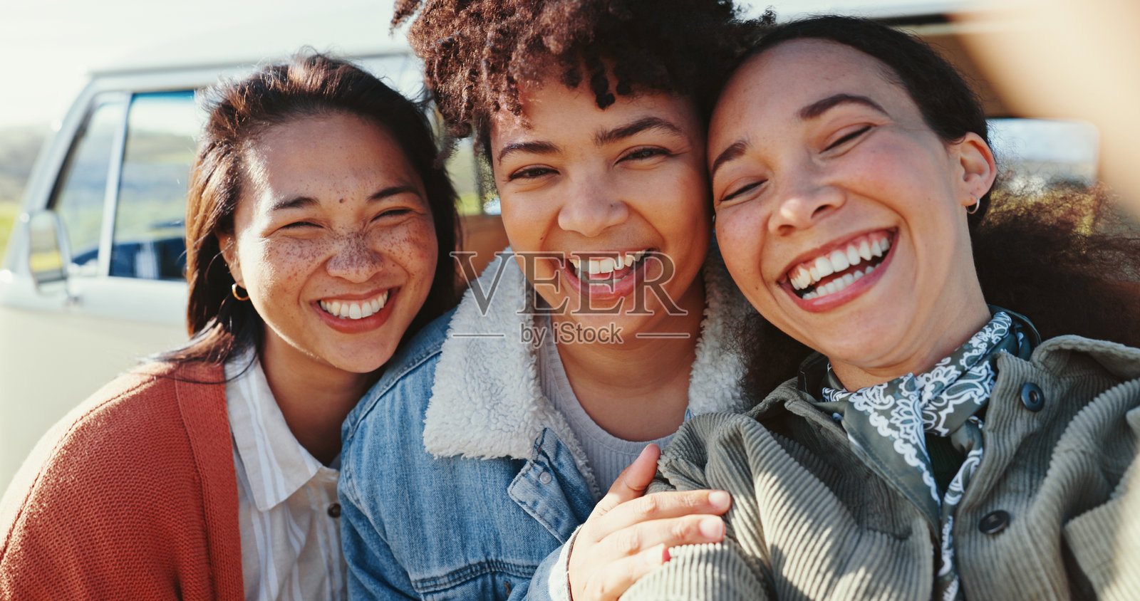 户外旅行中的女性们一起自拍微笑，享受假期、旅行或度假的乐趣。与自然中的快乐朋友们建立联系，适合更新社交媒体头像的肖像。照片摄影图片