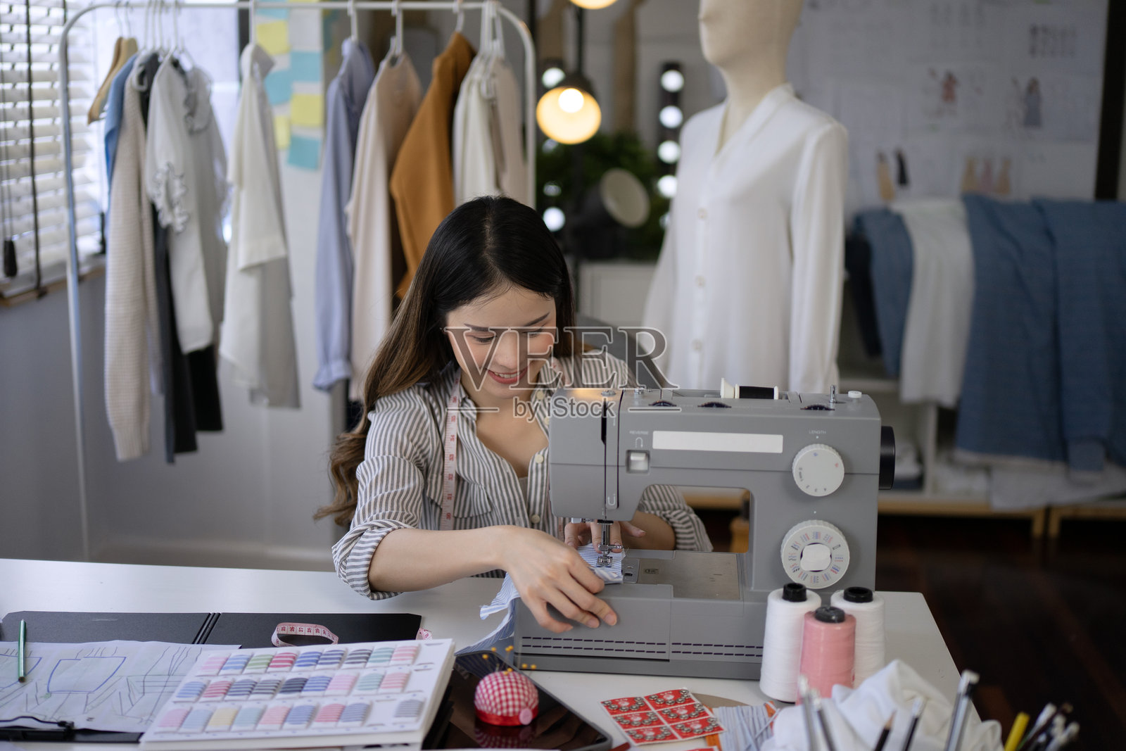 设计师在裁缝工作室制作服装。照片摄影图片