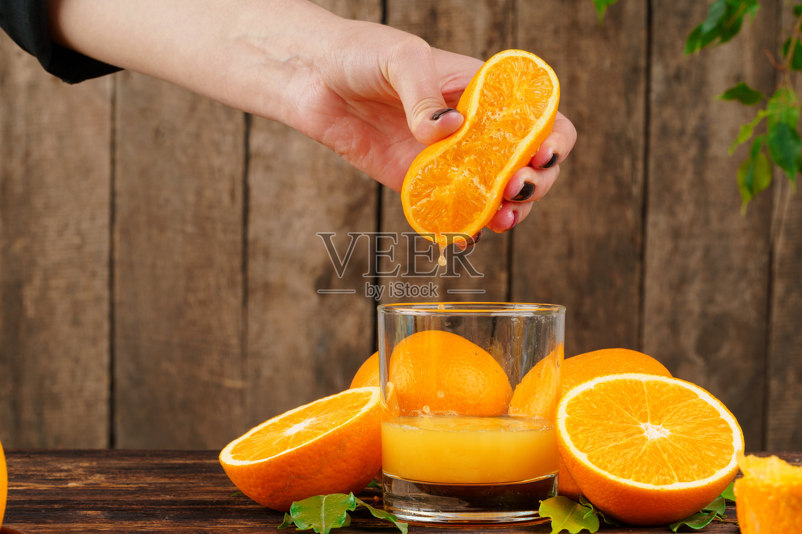 女人的手在特写镜头中挤压橙汁照片摄影图片