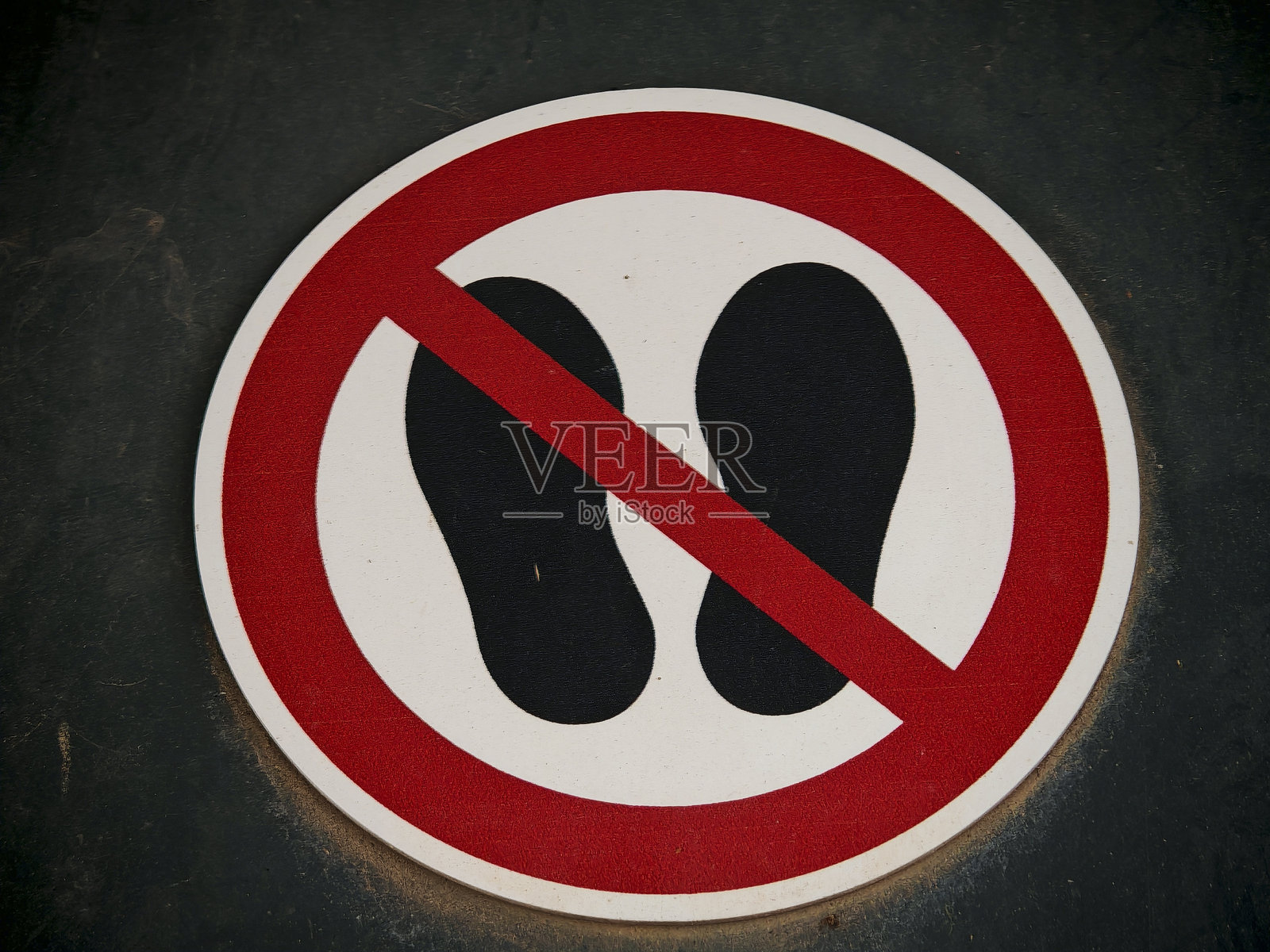 行人在街上行走照片摄影图片