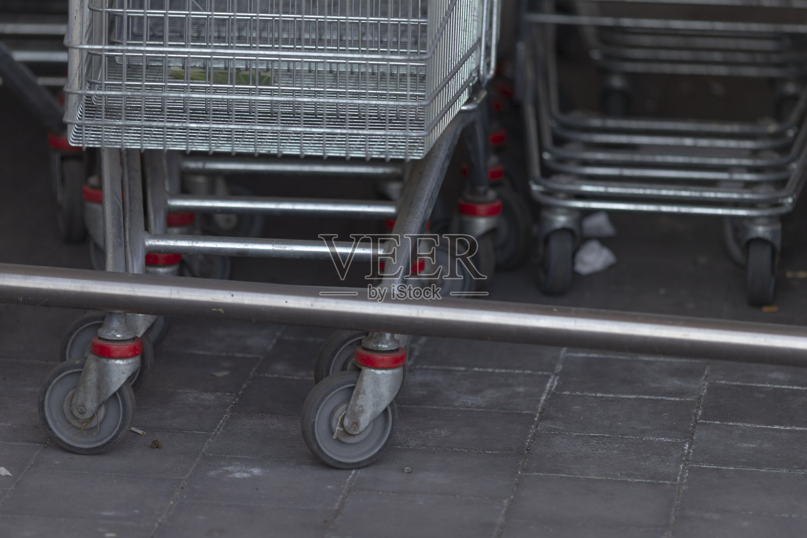 购物车整齐地排放在人行道上照片摄影图片