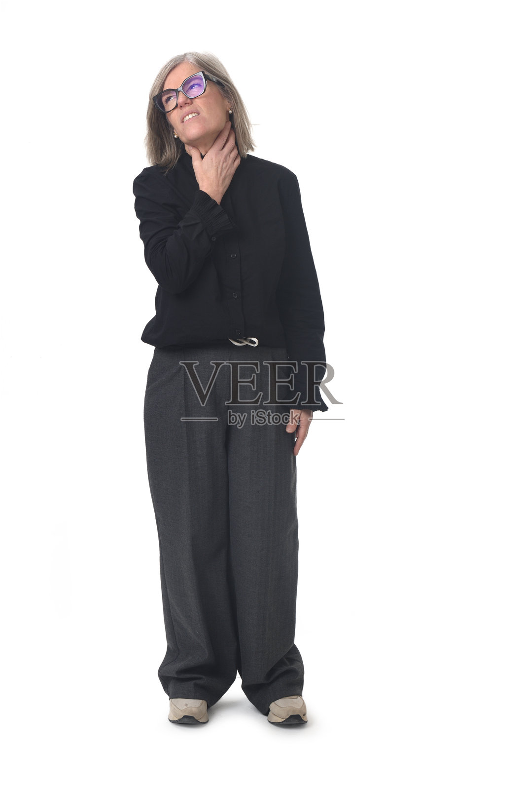 女性独自站在白色背景上照片摄影图片