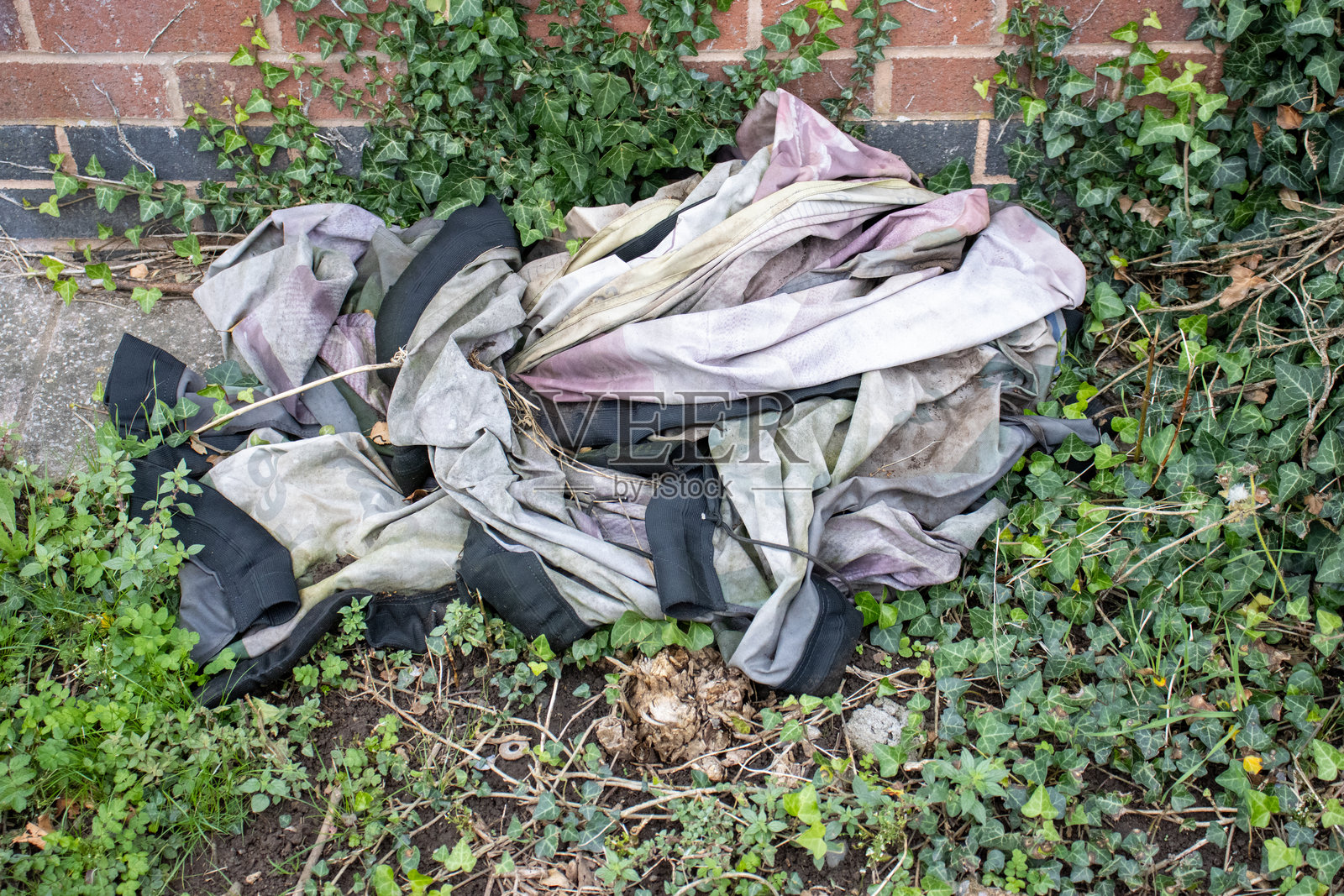 街道上丢弃的衣物垃圾特写照片摄影图片
