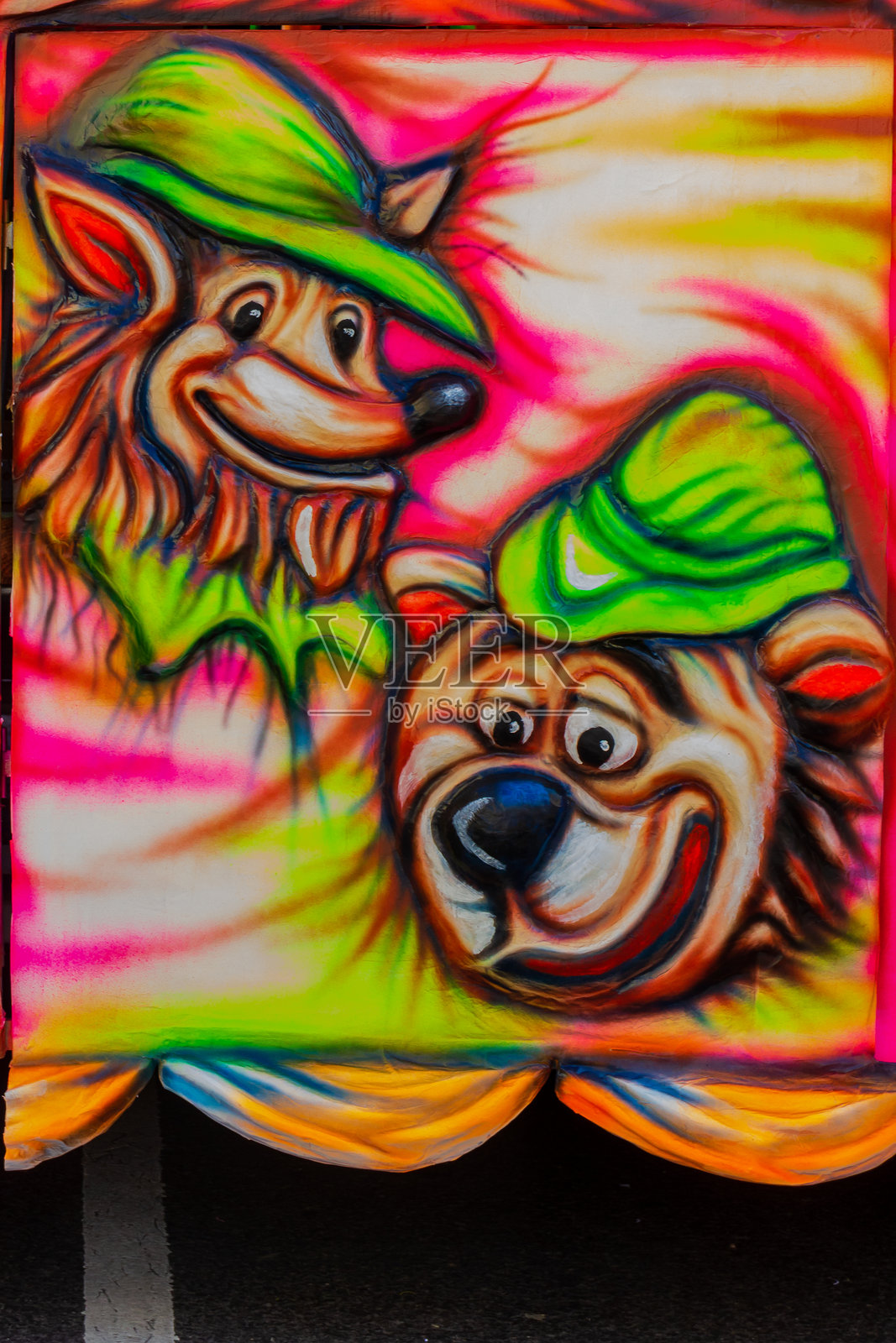 色彩斑斓的卡通角色绘制在鲜艳的背景上,色彩明亮。照片摄影图片