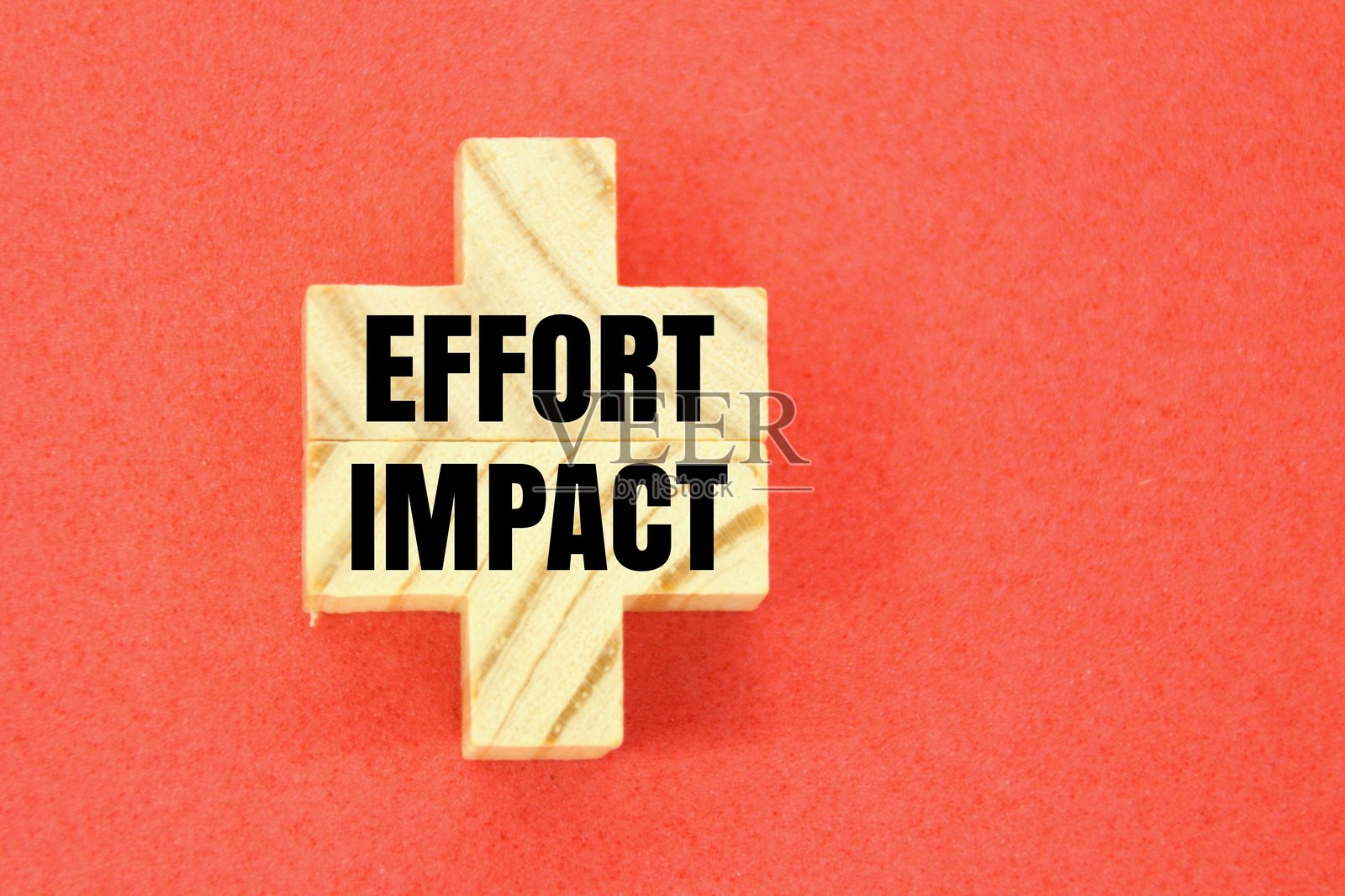 带有“努力”和“影响”字样的木质拼图照片摄影图片