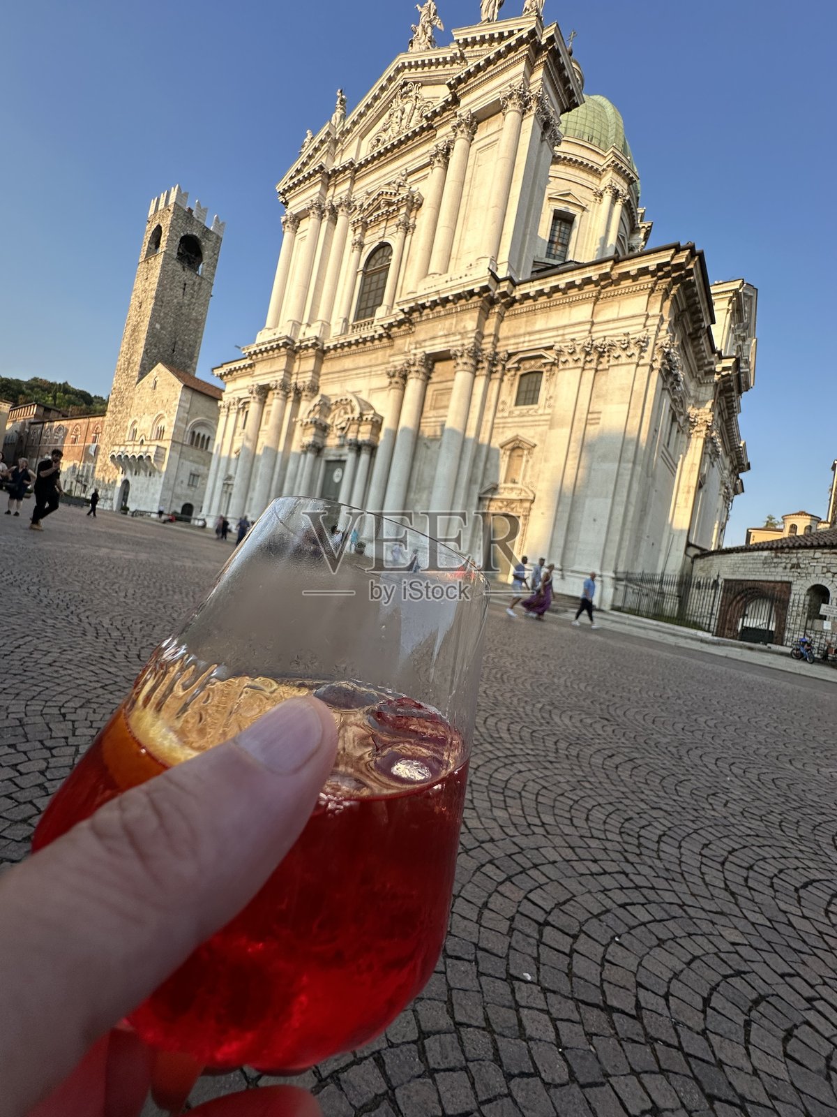 广场上的开胃酒照片摄影图片