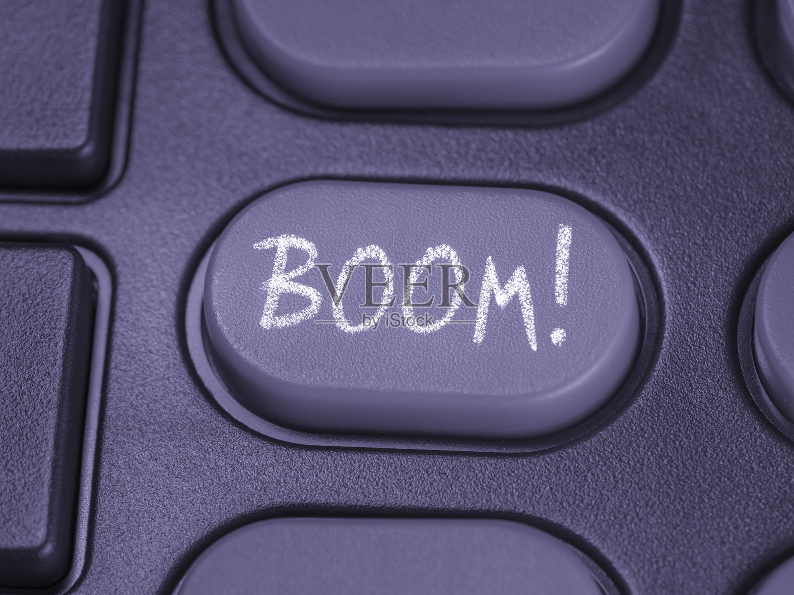 特写镜头，按钮上用粉笔写着“BOOM！”照片摄影图片