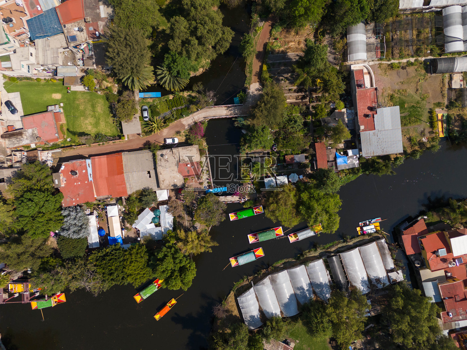 航拍捕捉索奇米尔科湖区，彩色小船在运河中穿行照片摄影图片