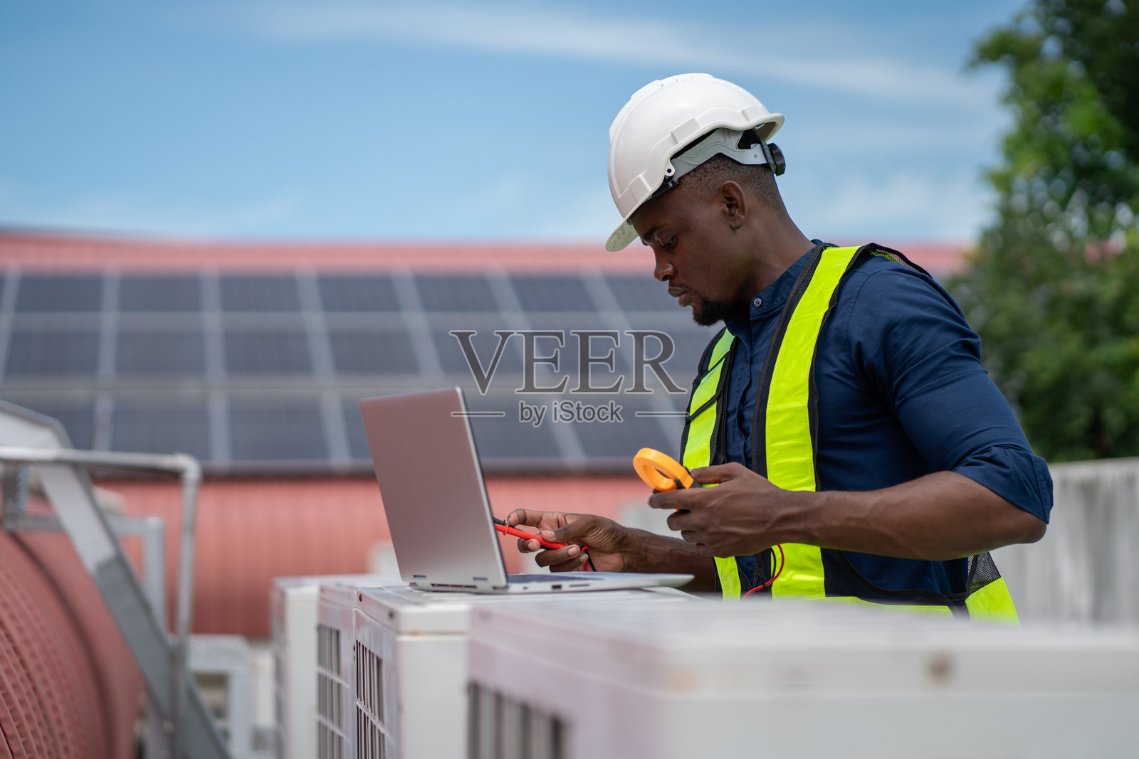 工程师正在检查大型建筑或工业设施的空调系统。照片摄影图片