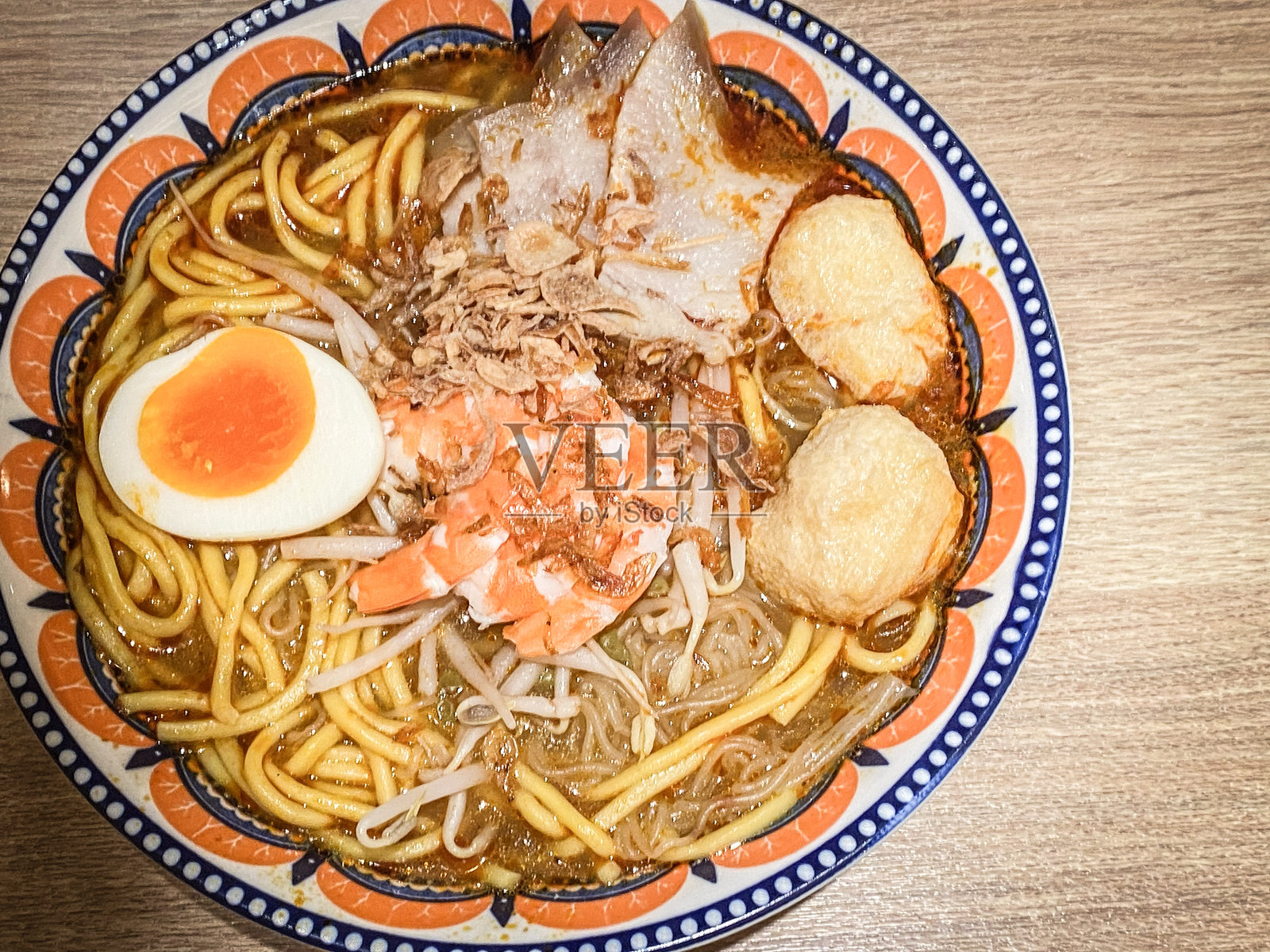 美味的马来西亚叻沙面条配猪肉和虾照片摄影图片