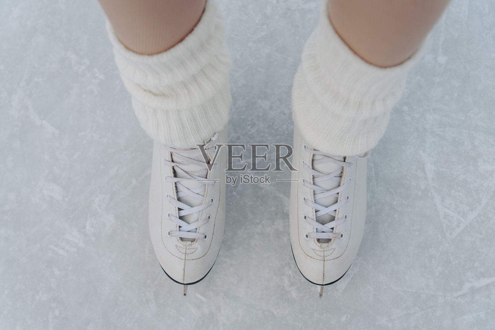 年轻的红发女孩在滑冰场上照片摄影图片