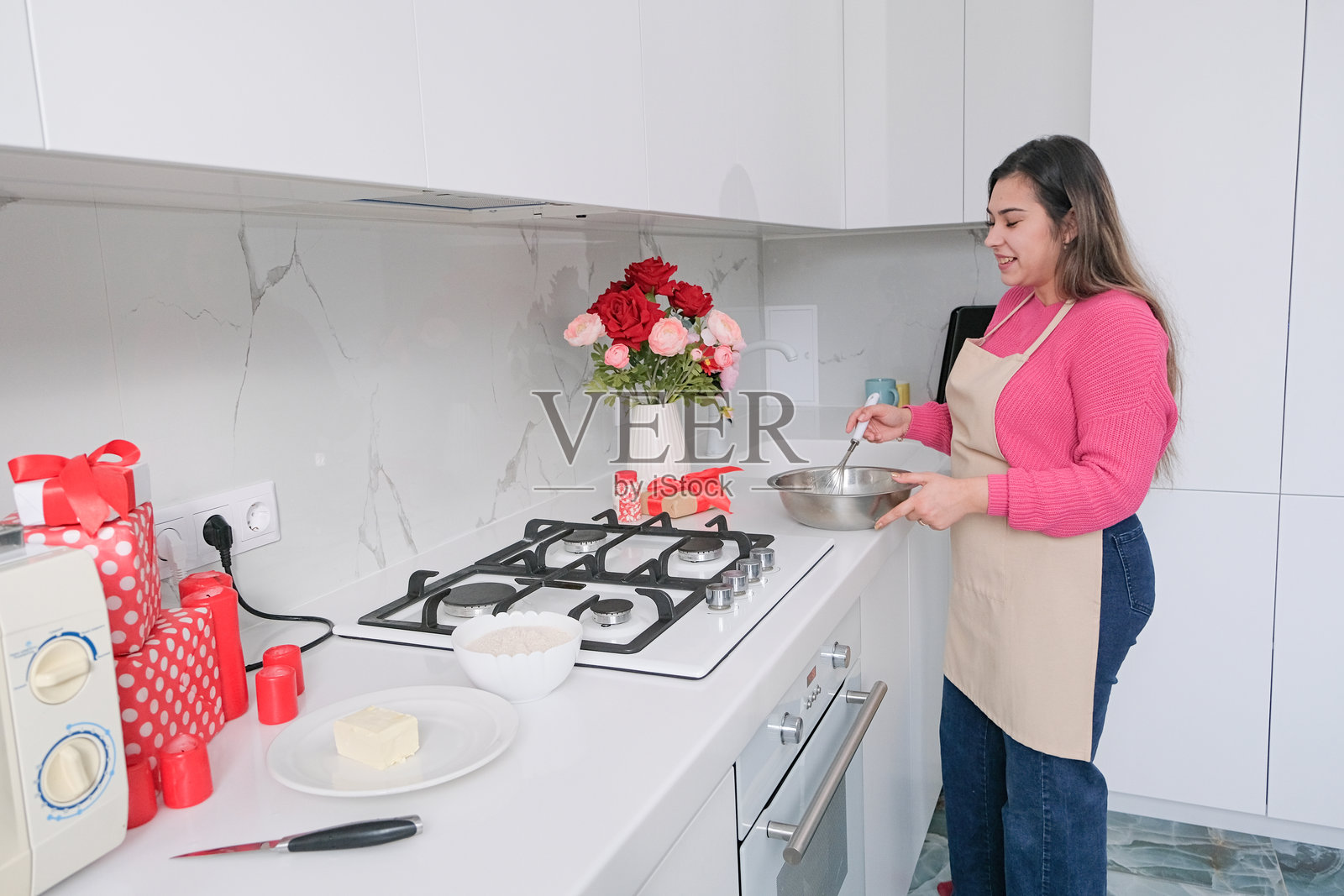 棕发女性在厨房烹饪照片摄影图片